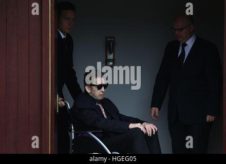 Chanteur Shane MacGowan est aidé de l'église comme l'enterrement de sa mère Thérèse MacGowan, 87, a lieu à l'église Notre-Dame de Lourdes, Silvermines Comté de Tipperary. Banque D'Images