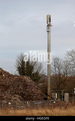 Une vue de la diminution de la montagne de déchets qui a été au fond d'un cul-de-sac, de Cornwall à St Paul's Cray, Orpington, Kent, pour un certain nombre d'années que le travail continue d'éliminer les déchets de la région. Banque D'Images