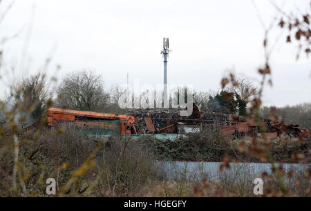 Une vue de la diminution de la montagne de déchets qui a été au fond d'un cul-de-sac, de Cornwall à St Paul's Cray, Orpington, Kent, pour un certain nombre d'années que le travail continue d'éliminer les déchets de la région. Banque D'Images