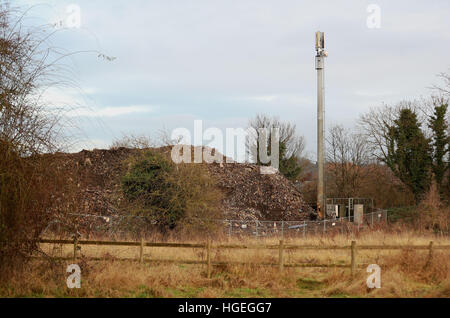 Une vue de la diminution de la montagne de déchets qui a été au fond d'un cul-de-sac, de Cornwall à St Paul's Cray, Orpington, Kent, pour un certain nombre d'années que le travail continue d'éliminer les déchets de la région. Banque D'Images