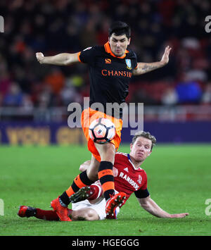 Sheffield Wednesday's Fernando Forestieri (à gauche) et la subvention de Middlesbrough Leadbitter bataille pour la balle au cours de l'Emirates en FA Cup, troisième match du Riverside Stadium, Middlesbrough. Banque D'Images