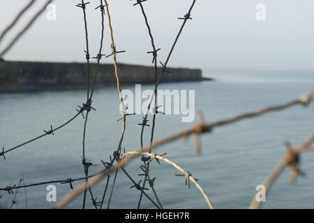 Des barbelés sur la Pointe du Hoc, Normandie, France Banque D'Images