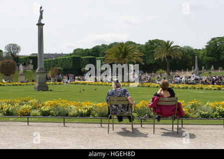 Les gens profiter du soleil dans le Jardin du Luxembourg, Paris, France Banque D'Images