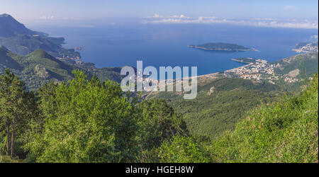 Paysage panoramique de la riviera de Budva au Monténégro, Balkans, Mer Adriatique, de l'Europe. Vue du haut de la montagne. Banque D'Images