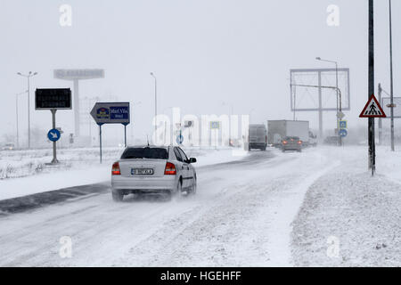 Bucarest, Roumanie - janvier 06, 2017 : Les voitures sont redirigés par la police car de nombreuses routes sont fermées en raison de la tempête de neige et d'une faible visibilité. Banque D'Images