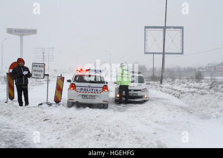 Bucarest, Roumanie - janvier 06, 2017 : une voiture de police bloque l'accès sur autoroute A2 vers le principal port de la mer Noire, Constanta, en raison de la tempête de neige Banque D'Images