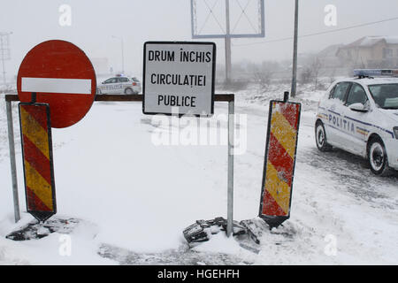 Bucarest, Roumanie - janvier 06, 2017 : une voiture de police bloque l'accès sur autoroute A2 vers le principal port de la mer Noire, Constanta, en raison de la tempête de neige Banque D'Images