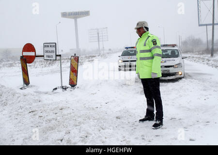 Bucarest, Roumanie - janvier 06, 2017 : une voiture de police bloque l'accès sur autoroute A2 vers le principal port de la mer Noire, Constanta, en raison de la tempête de neige Banque D'Images