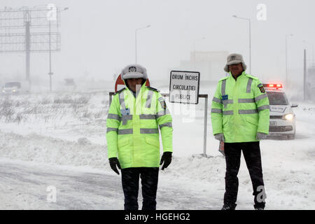 Bucarest, Roumanie - janvier 06, 2017 : une voiture de police bloque l'accès sur autoroute A2 vers le principal port de la mer Noire, Constanta, en raison de la tempête de neige Banque D'Images