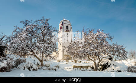 Parc de la ville couverte de neige avec bâtiment historique Banque D'Images