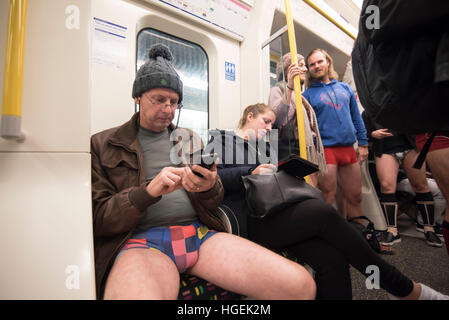 Londres, Royaume-Uni. Le 08 Jan, 2017. 8e édition du 'non' Pantalon Métro à Londres. Le No Pants Day (pantalons en UK) est un événement annuel participatif qui s'est produit dans diverses nations. Il nécessite le port de sous-vêtements juste dans la partie inférieure du corps, en public. © Alberto Pezzali/Pacific Press/Alamy Live News Banque D'Images