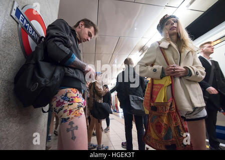 Londres, Royaume-Uni. Le 08 Jan, 2017. 8e édition du 'non' Pantalon Métro à Londres. Le No Pants Day (pantalons en UK) est un événement annuel participatif qui s'est produit dans diverses nations. Il nécessite le port de sous-vêtements juste dans la partie inférieure du corps en public. © Alberto Pezzali/Pacific Press/Alamy Live News Banque D'Images