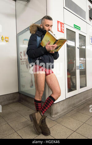 Londres, Royaume-Uni. Le 08 Jan, 2017. 8e édition du 'non' Pantalon Métro à Londres. Le No Pants Day (pantalons en UK) est un événement annuel participatif qui s'est produit dans diverses nations. Il nécessite le port de sous-vêtements juste dans la partie inférieure du corps, en public. © Alberto Pezzali/Pacific Press/Alamy Live News Banque D'Images