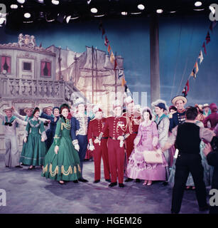 Perry Como, Buddy Hackett, Kitty Kallen et autres dans une production 1955 par Max Liebman, intitulé Diversité, qui impliquait un envoyer du H.M.S. Pinafore. Banque D'Images