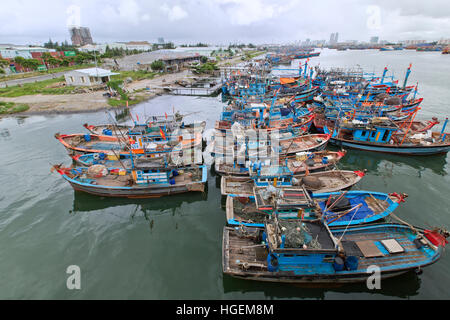 Les bateaux de pêche ancrés, prédiction de typhon venant en sens inverse. Banque D'Images