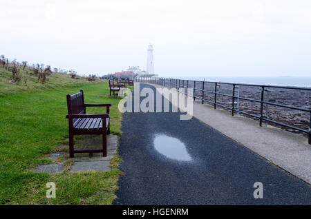 La promenade menant à St Mary's Island, Northumberland, d'un jour brumeux Banque D'Images