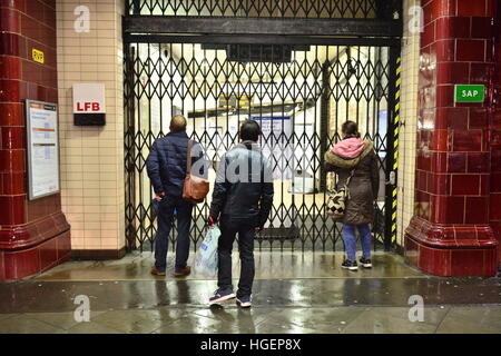 Les gens regardent comme avertissement signe les voyageurs de grève à la station de métro Elephant and Castle à Londres comme une grève de 24 heures a continué à paralyser les services du tube et provoquer le chaos de voyage pour des millions de banlieusards. Banque D'Images