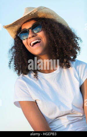 Mixed Race African American girl child adolescent femme jeune femme portant des lunettes de cowboy hat smiling avec dents parfaite Banque D'Images