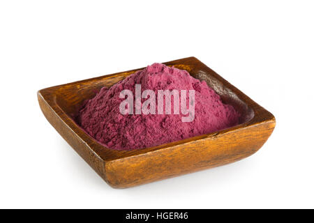 Acai en poudre dans un bol en bois isolé sur fond blanc. Superfood Banque D'Images