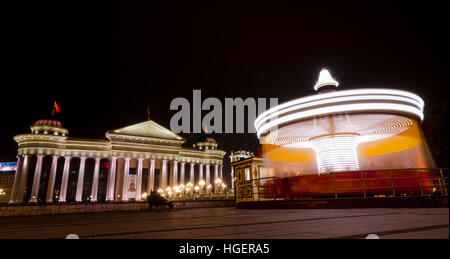 Une longue exposition d'un manège à Skopje, Macédoine. Banque D'Images