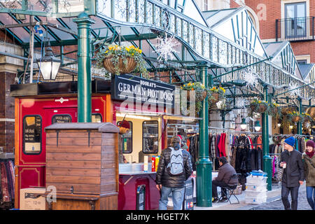 Le marché du jubilé Hall parées pour Noël 2016, Covent Garden, Londres, UK Banque D'Images