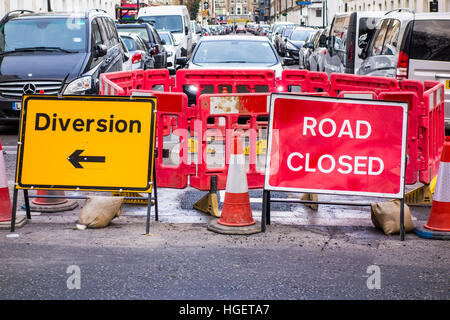 London street et de détournement des panneaux route fermée Banque D'Images
