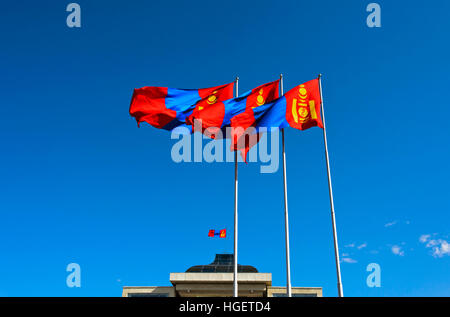 Drapeau national de la Mongolie avec l'écriture Soyombo symbole national à l'édifice du Parlement à Sukhbaatar Square, Ulaanbaatar, Mongolie Banque D'Images