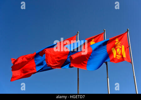 Drapeau national de la Mongolie avec l'écriture Soyombo symbole national à l'édifice du Parlement à Sukhbaatar Square, Ulaanbaatar, Mongolie Banque D'Images