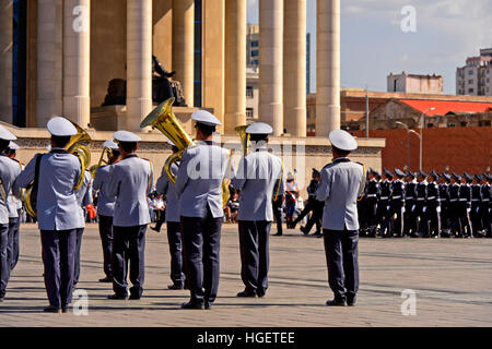 Bande militaire de l'armée mongole à jouer à une parade sur la place Sukhbaatar, Ulaanbaatar, Mongolie Banque D'Images