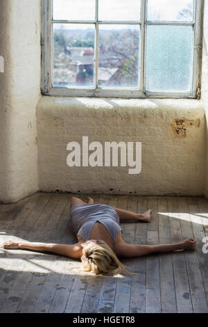 Femme morte allongée sur le marbre Banque D'Images