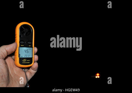 Station météo à main Anémomètre et thermomètre Banque D'Images