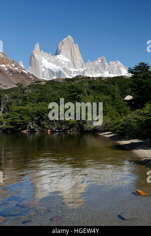 Vue sur le Mont Fitz Roy de Laguna Capri, El Chalten, Patagonie, Argentine, Amérique du Sud Banque D'Images