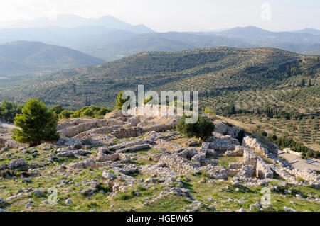 Amérique du trimestre et les bâtiments sur le versant nord de la Citadelle, Mycènes, Péloponnèse, Grèce Banque D'Images