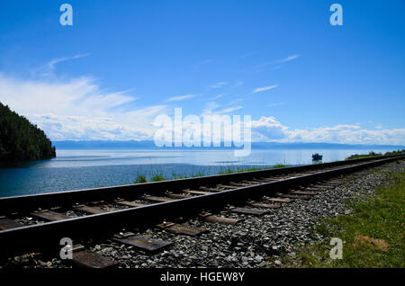 Circum-Baikal Railway, la route panoramique le long de la rive du lac Baïkal Banque D'Images