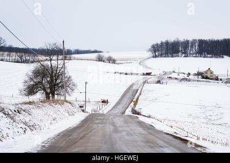 Vue de la route et la neige a couvert de fermes et de collines, près de Jefferson, Texas. Banque D'Images