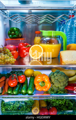 Ouvrir réfrigérateur rempli de nourriture. Alimentation saine. Banque D'Images