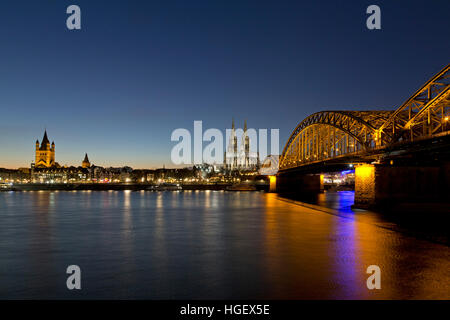 Cathédrale, Pont Hohenzollern, Cologne, Rhénanie du Nord-Westphalie, Allemagne Banque D'Images