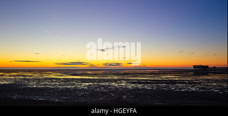 Coucher de soleil sur la plage de Southport, Merseyside, à marée basse, Lancashire, England, UK. Banque D'Images