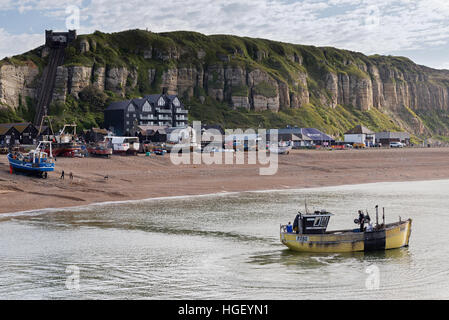 Bateau de pêche naviguant de Hastings, East Sussex, Angleterre Banque D'Images