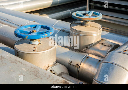 Les tuyaux en aluminium avec vannes d'une grande industrie Banque D'Images