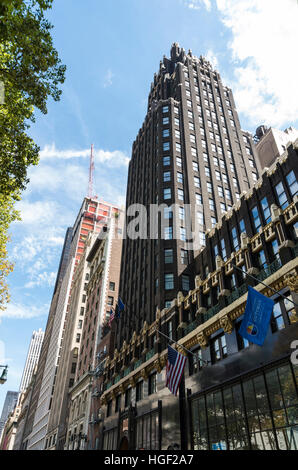 La façade extérieure de l'édifice historique, le bâtiment du radiateur américain Bryant Park Hotel, à New York, USA Banque D'Images