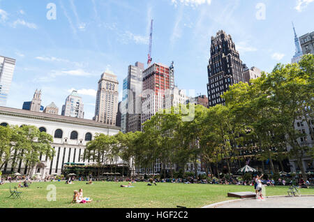 Vue sur la grande pelouse à Bryant Park, New York, dans l'été avec le Bryant Park Hotel à l'arrière-plan Banque D'Images
