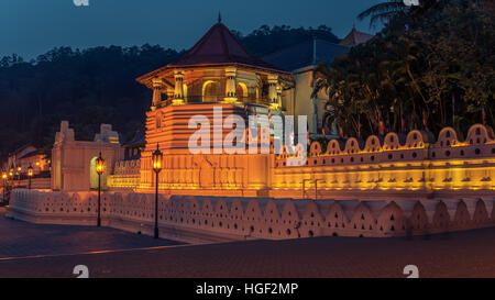 Kandy, Sri Lanka : Temple de la dent la nuit Banque D'Images