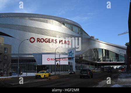 Une vue extérieure de Rogers Place Arena à Edmonton, Alberta, Canada dans le district de glace . L'arène est le foyer de la LNH Oilers Banque D'Images