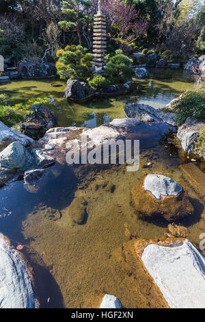 Yoshida Shigeru Garden est un jardin japonais étang à OISO. Il est typique d'un étang dans le jardin qu'il y a des sentiers menant autour de Banque D'Images