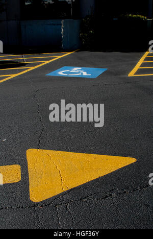 Les places de stationnement pour personnes handicapées sign painted on pavement Banque D'Images