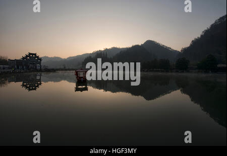 Brume sur le lac au lever du soleil dans l'ancien village de Xidi, Anhui, Chine Banque D'Images