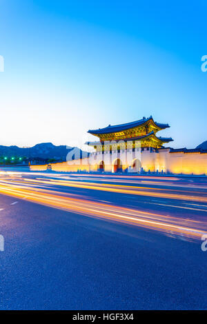 Rayures colorées de voiture passant devant la porte d'Gwanghuamun éclairé, entrée au Palais Gyeongbokgung historique Banque D'Images