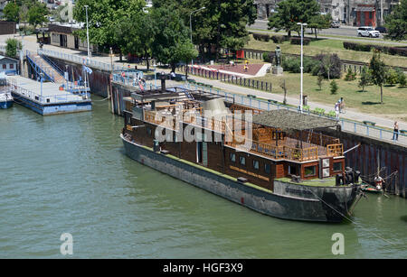 Bateau amarré dans la rivière Sava, Belgrade, Serbie Banque D'Images