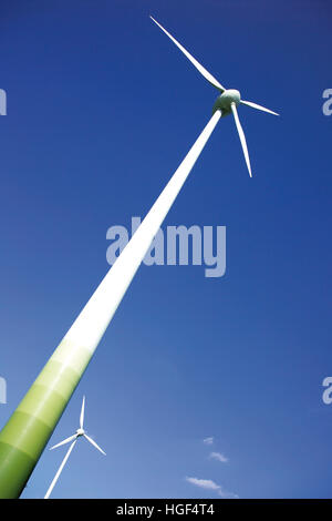 Éoliennes against a blue sky Banque D'Images